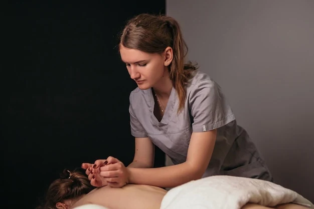bir spa ortaminda masaj yapilan bir kadin bir spa ortaminda masaj yapilan bir kadin