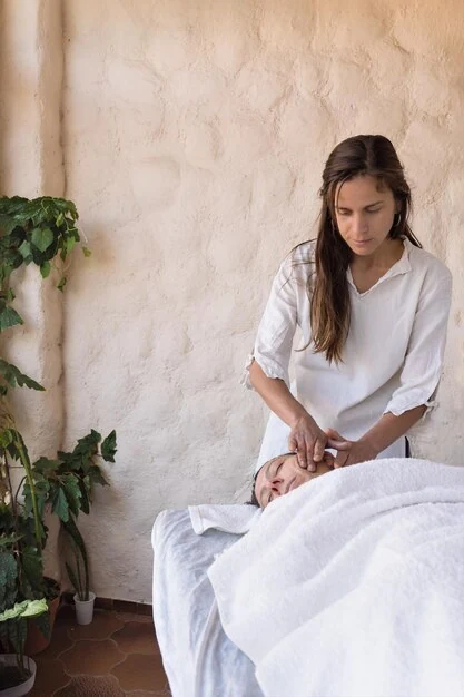 Spa atmosferinde masaj seansı için loş ve sakin bir ortam