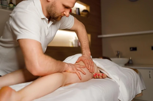 Spa atmosferinde masaj öncesi hazırlık detayı