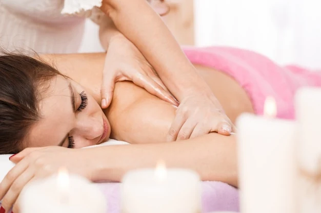 Spa ortamında tam vücut masajı uygulaması