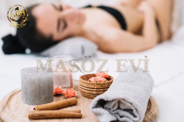Evde masaj için hazırlanmış düzenli bir seans alanı
