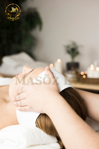 Masaj yağı ve havlu ile hazırlanan klasik masaj ortamını temsil eden görsel